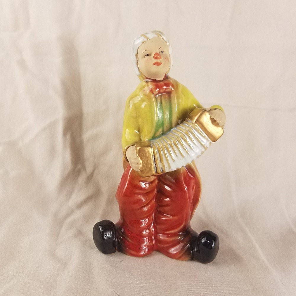 Vintage Ceramic Clown Figurine‎ Playing Accordion Yellow Red Gold Glazed 6.5in